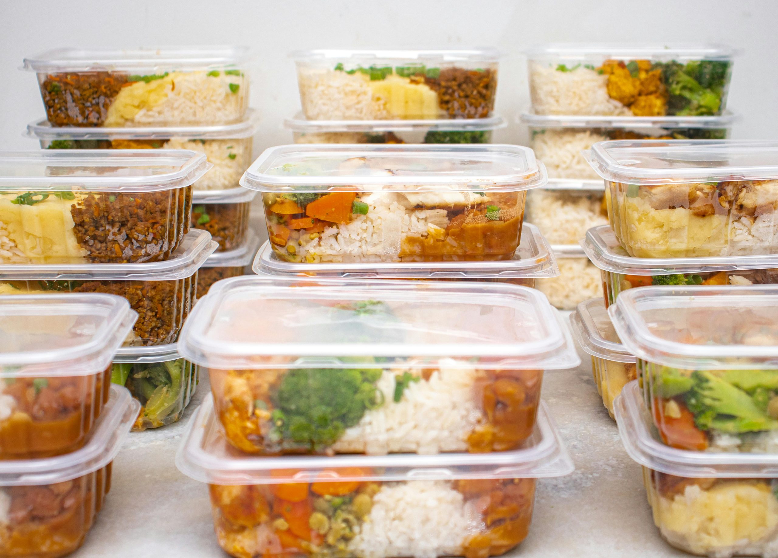 Multiple contenants de repas préparés avec du riz et des légumes pour une gestion facile des repas.
