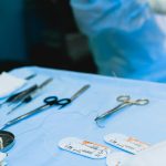 Close-up view of surgical instruments on a sterile table in an operating room. Vue rapprochée d'instruments chirurgicaux sur une table stérile dans une salle d'opération.