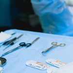 Close-up view of surgical instruments on a sterile table in an operating room. Vue rapprochée d'instruments chirurgicaux sur une table stérile dans une salle d'opération.