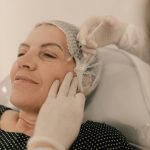 A woman undergoing a facial injection treatment in a medical setting, emphasizing skincare and aesthetics. Une femme subissant un traitement d'injection faciale dans un cadre médical, mettant l'accent sur les soins de la peau et l'esthétique.