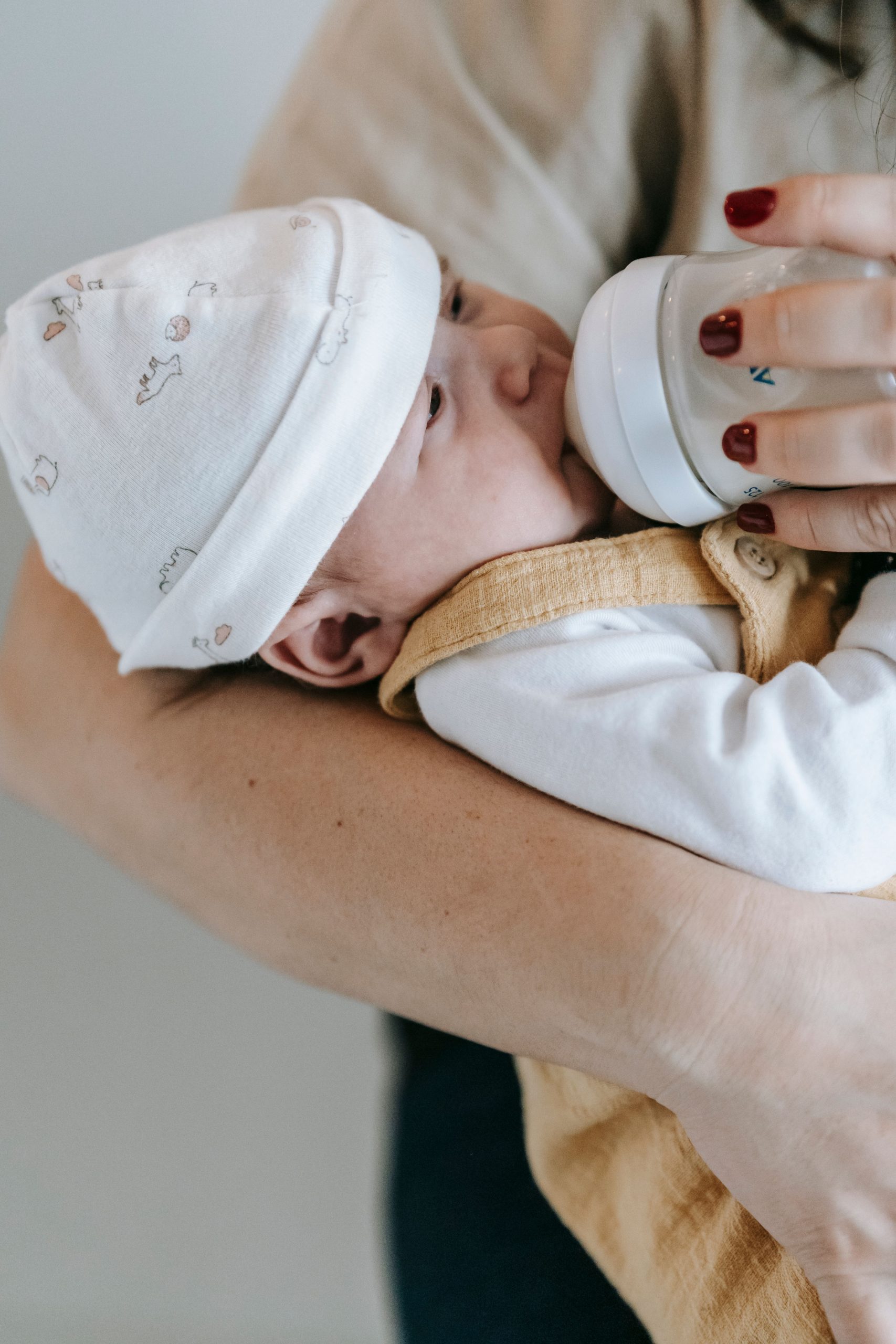 Pourquoi bébé réclame après les biberons
