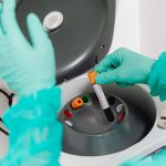 Technicien de laboratoire preparant une analyse sanguine en centrifugeuse