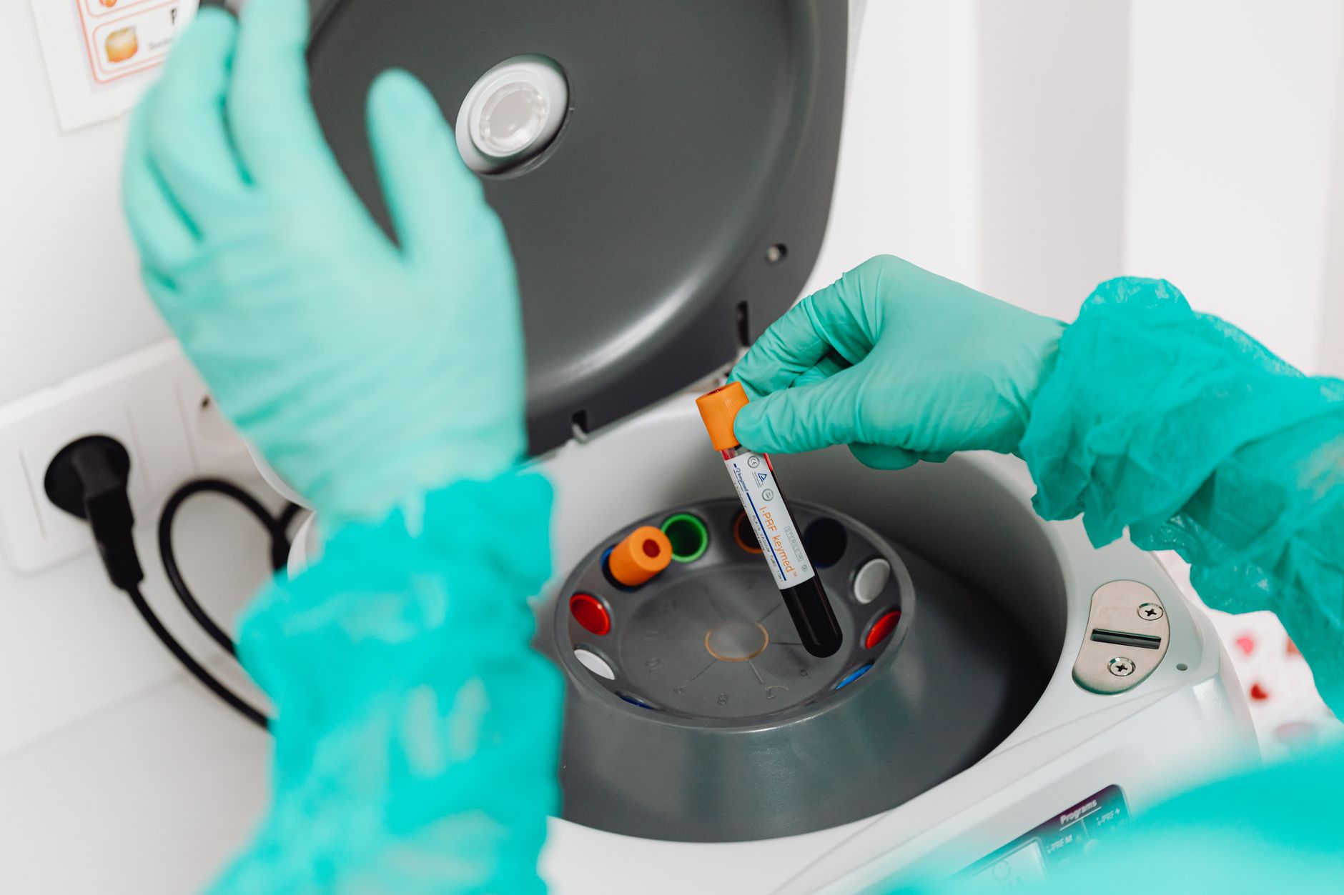 Technicien de laboratoire preparant une analyse sanguine en centrifugeuse
