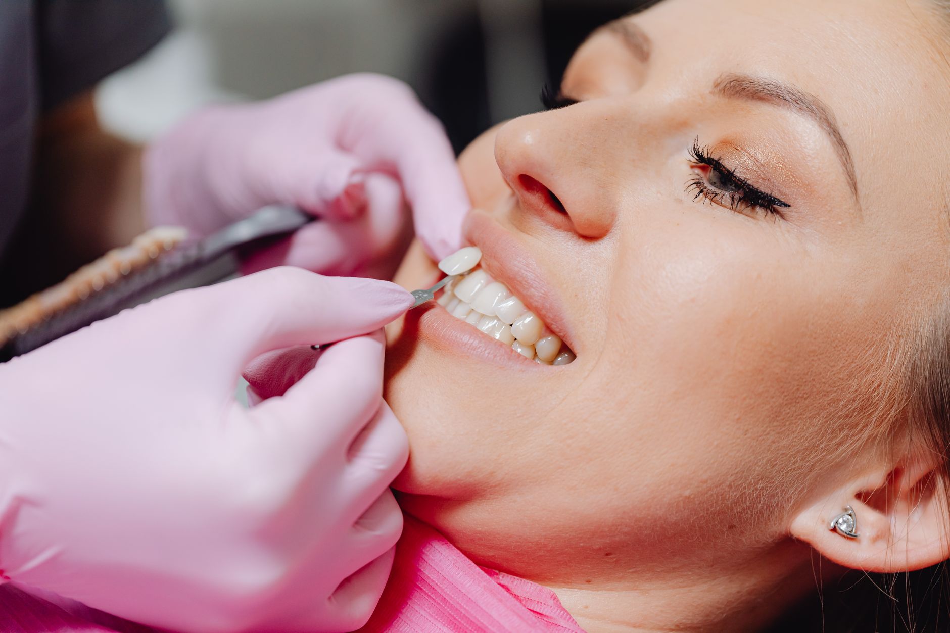 Brossage des dents avec dentifrice blanchissant