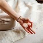 Femme qui pratique la cohérence cardiaque au réveil