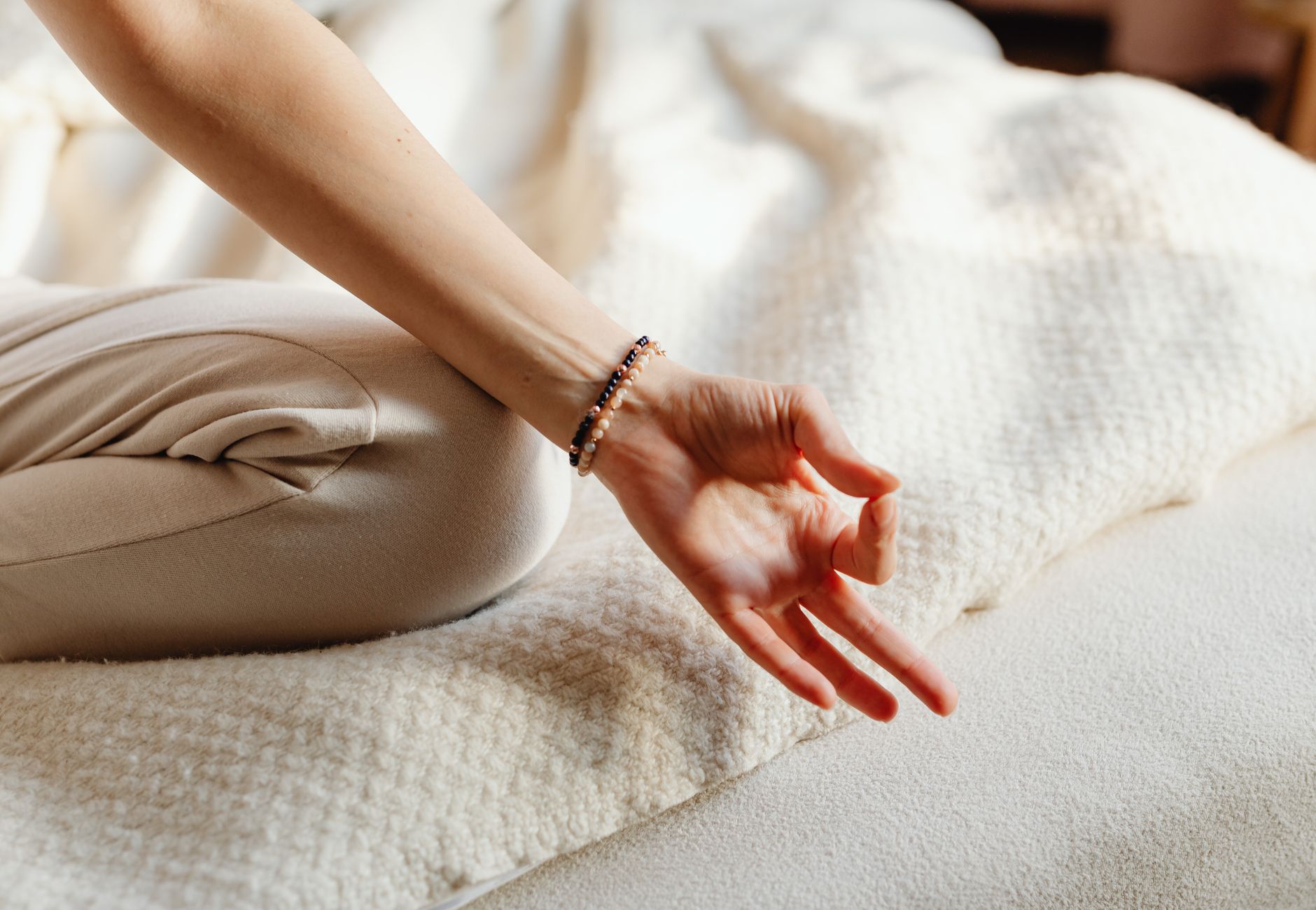Femme qui pratique la cohérence cardiaque au réveil