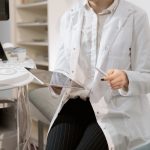 Médecin en consultation avec une tablette
