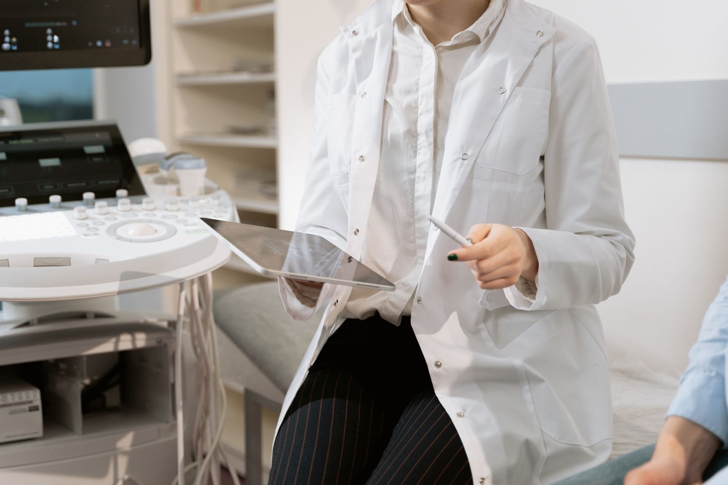 Médecin en consultation avec une tablette