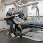 Dentiste examinant les dents d'un patient
