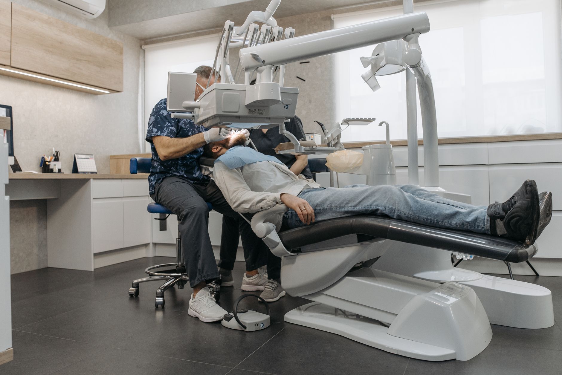 Dentiste examinant les dents d'un patient