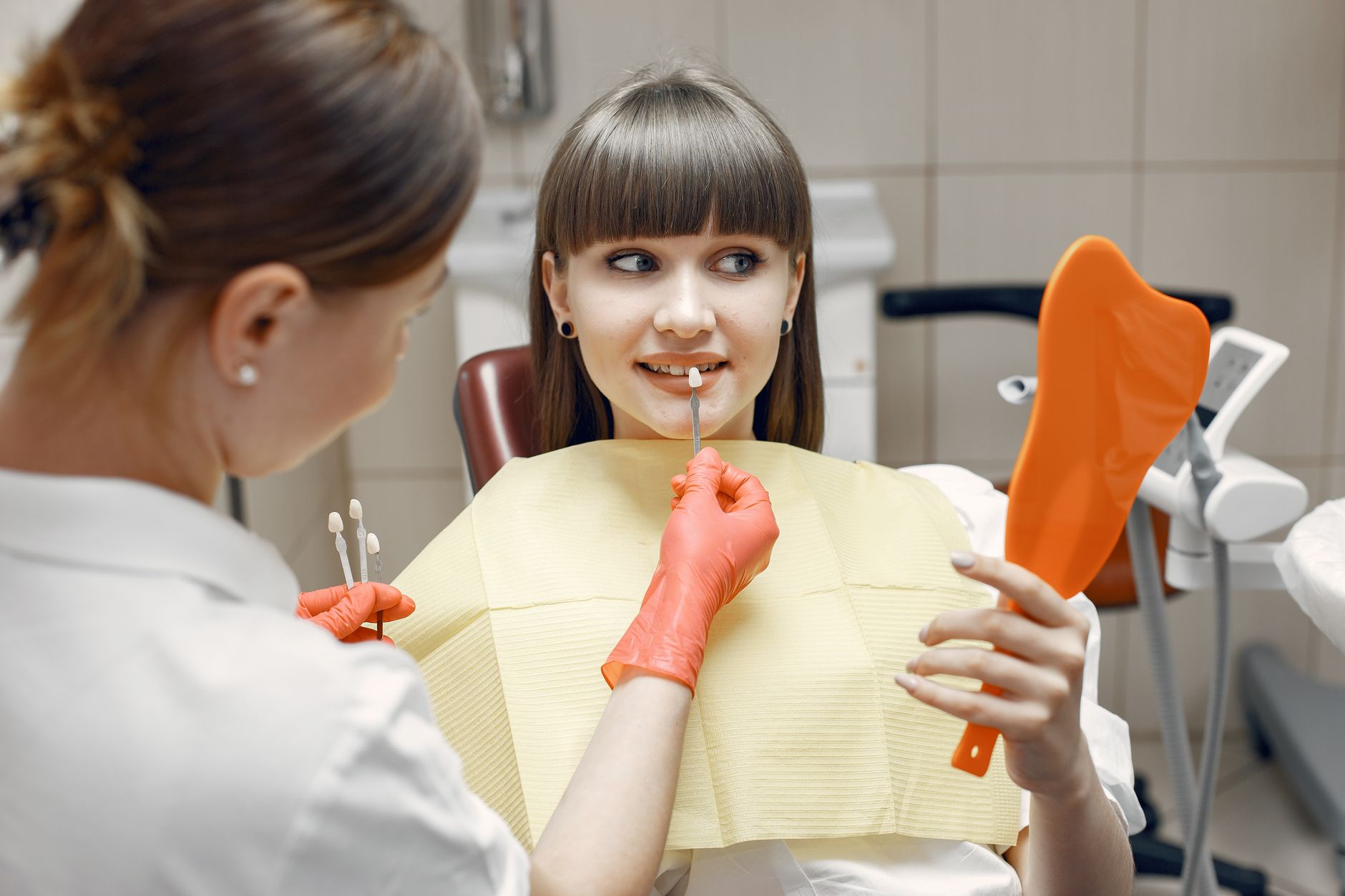 Dents jaunies par le café et le tabac