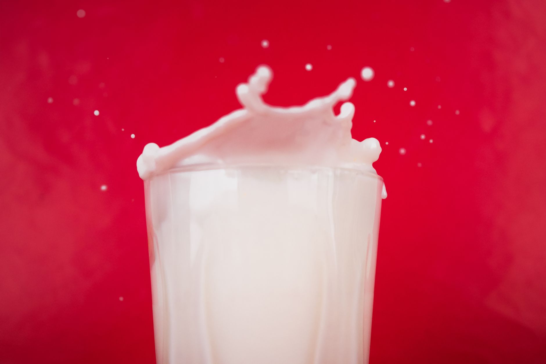 Éclaboussure de lait sur fond coloré
