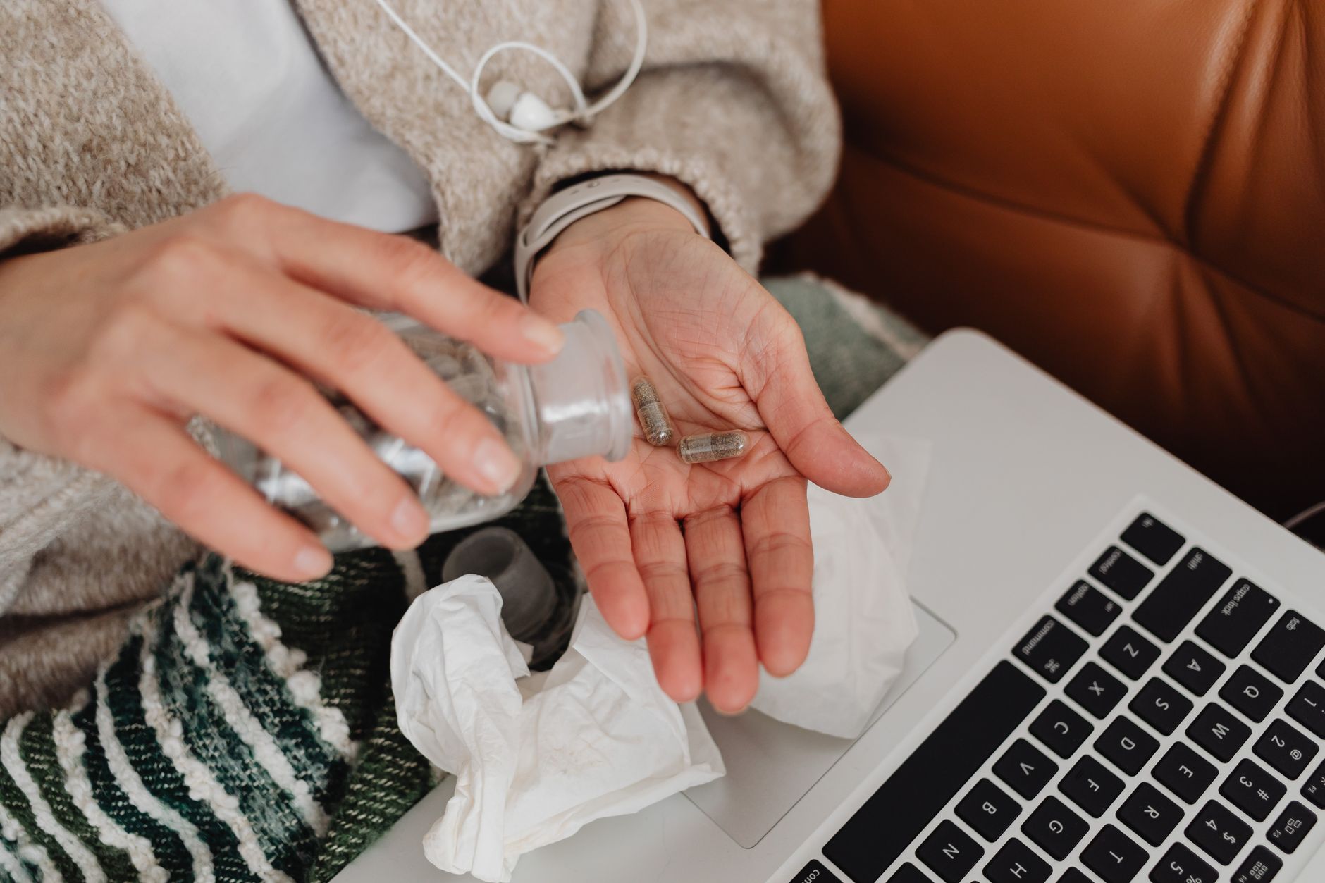 Personne qui prend un médicament près d un ordinateur portable