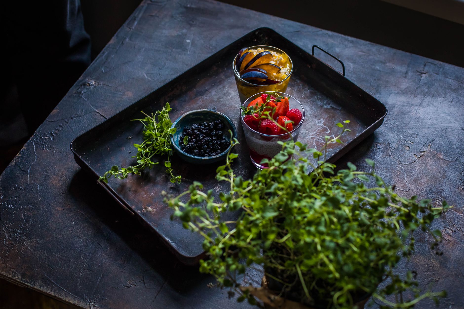 Fruits frais et aliments sains sur un plateau