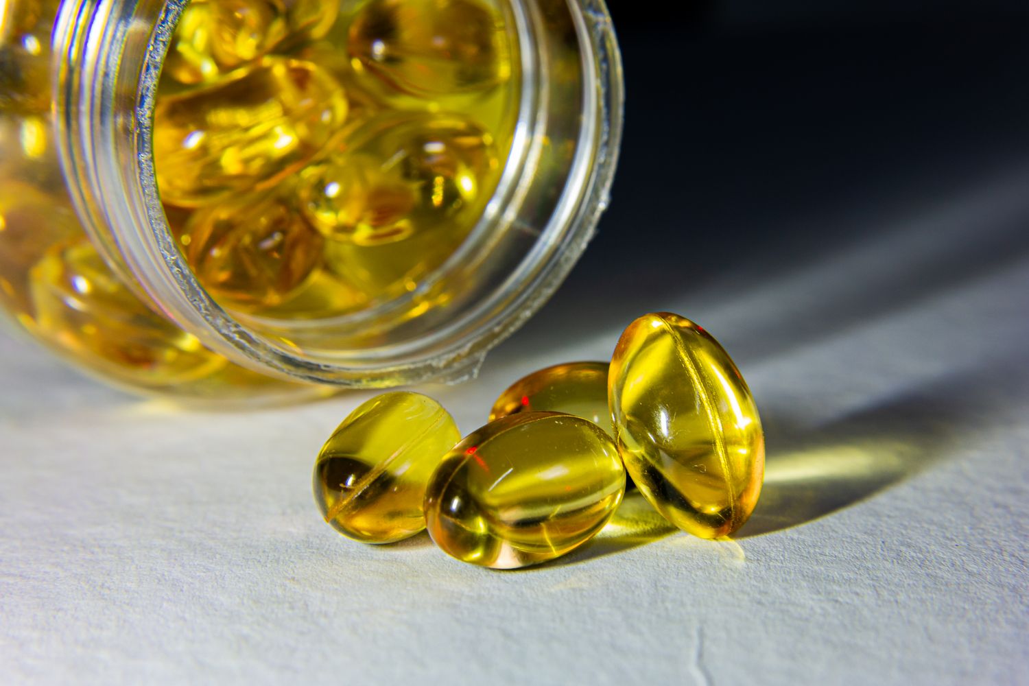 Capsules de vitamine D dans un flacon transparent