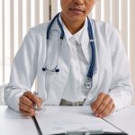 Medecin en consultation pour un suivi hepatite B