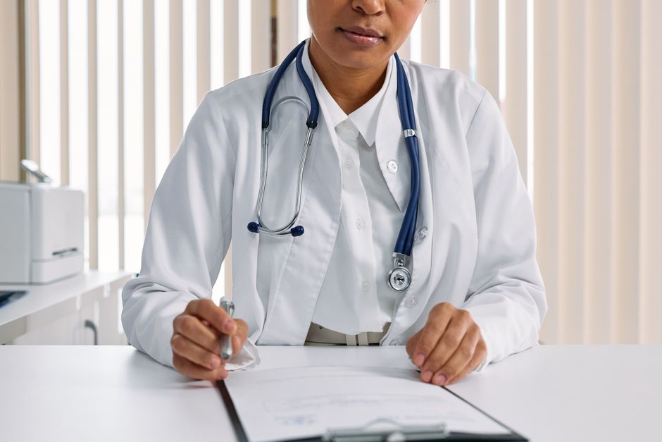 Medecin en consultation pour un suivi hepatite B