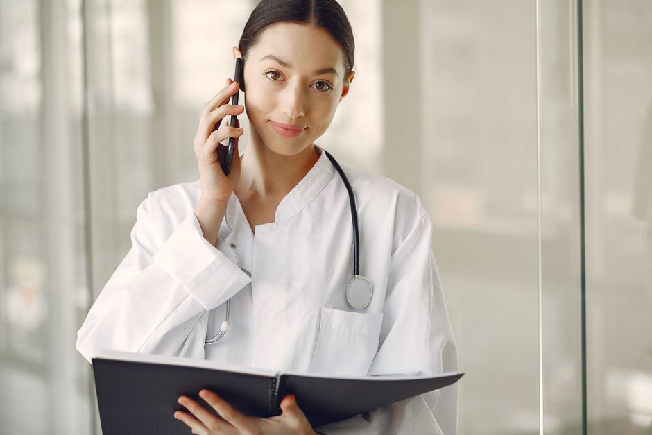Médecin expliquant un diagnostic d’hépatite