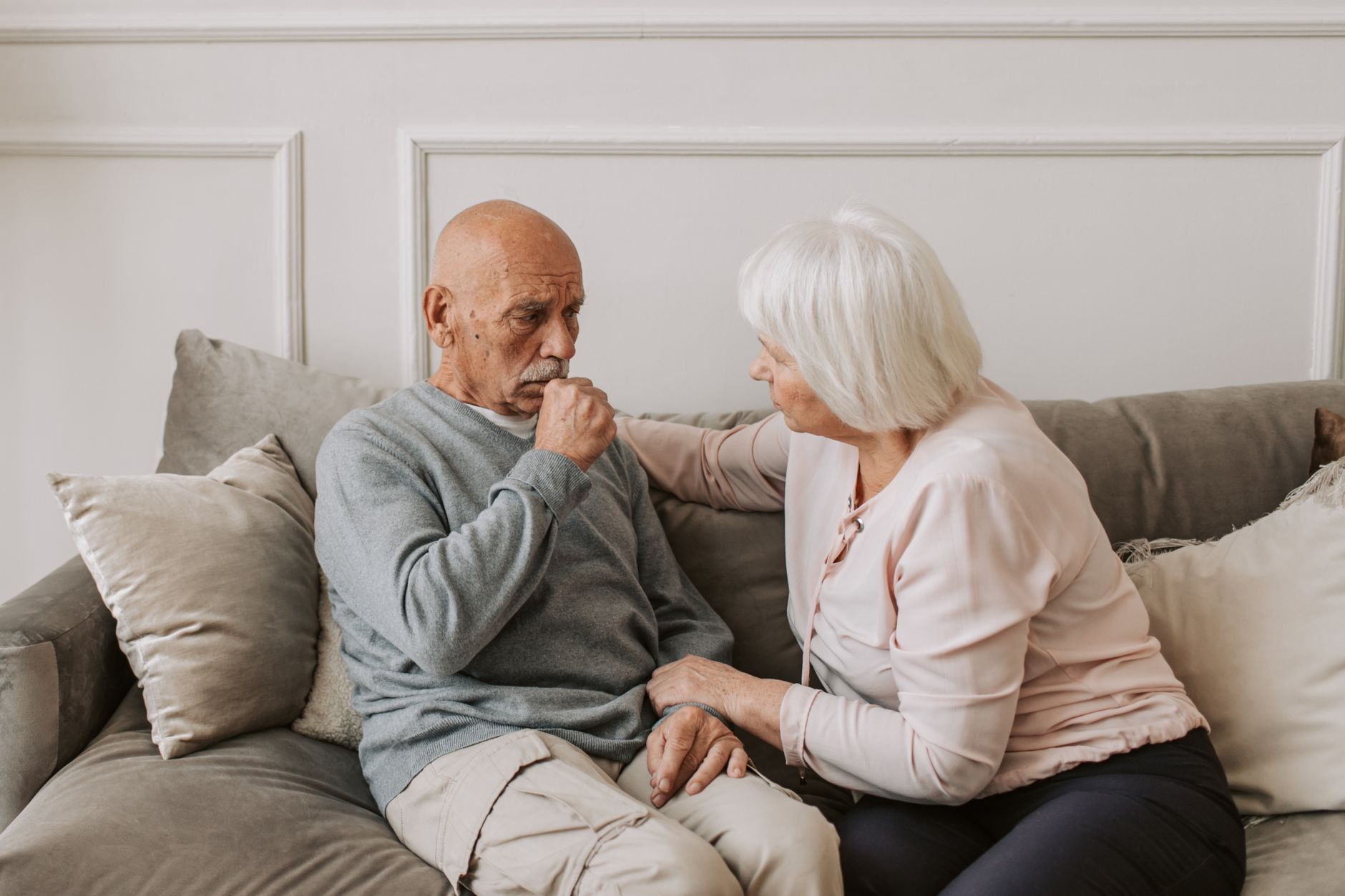 Homme âgé qui tousse, accompagné par sa femme