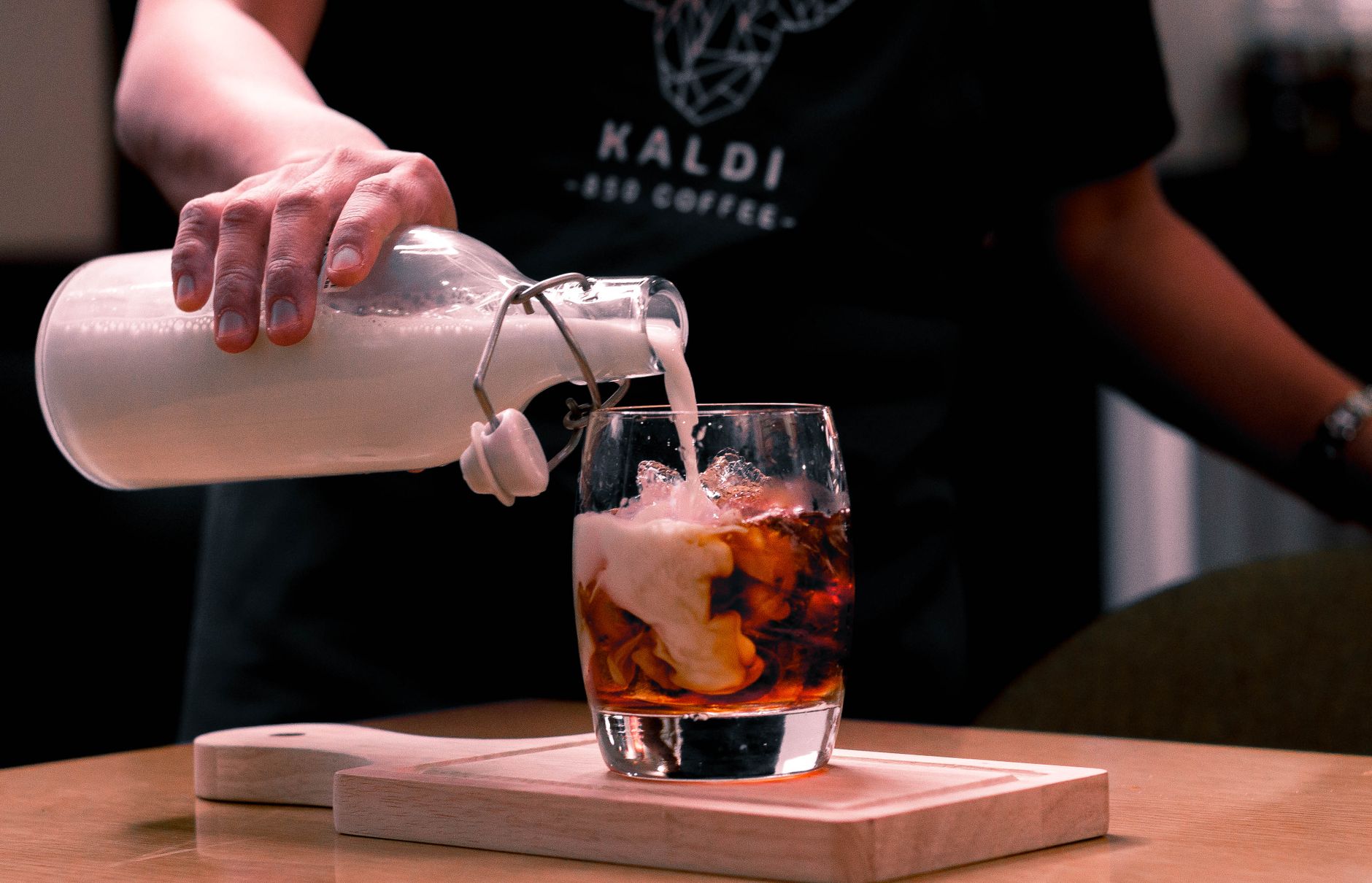 Lait versé dans un café glacé
