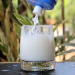 Lait versé dans un verre