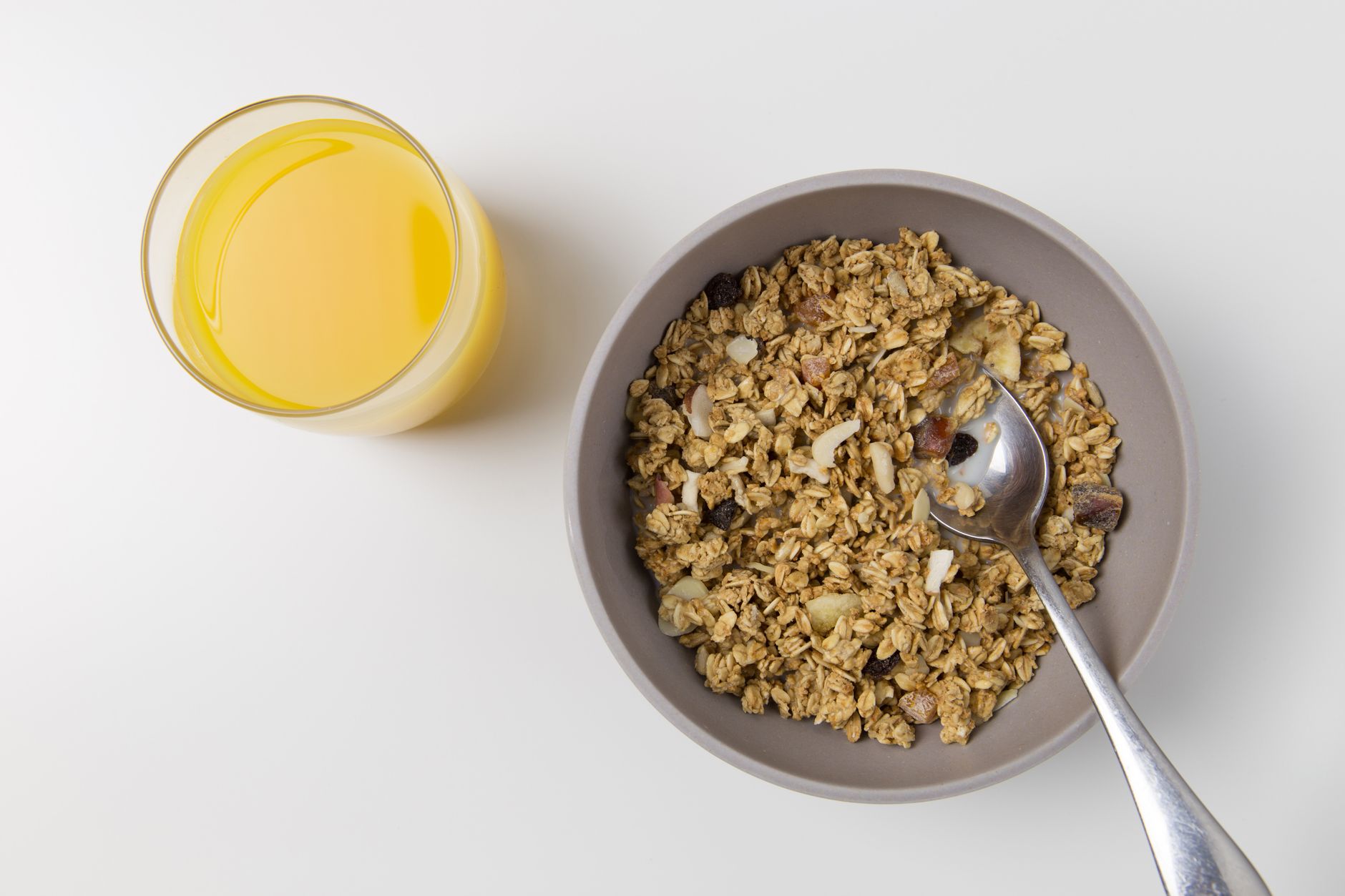 Petit-déjeuner équilibré avec céréales et jus de fruit pour retrouver ton énergie