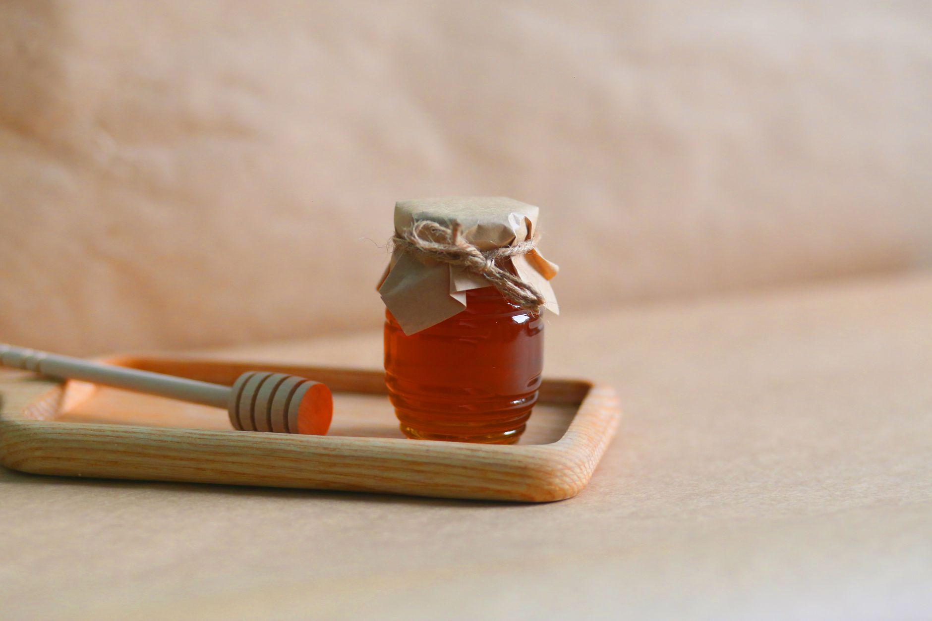 Pot de miel artisanal sur un plateau en bois