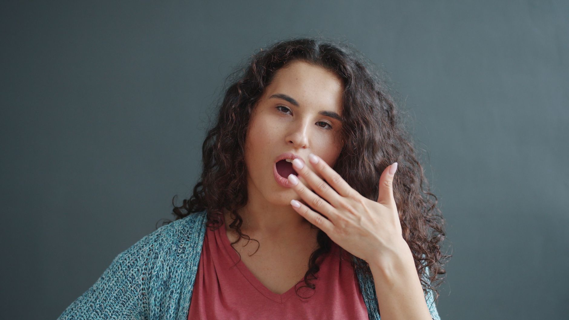Jeune femme qui bâille, expression détendue