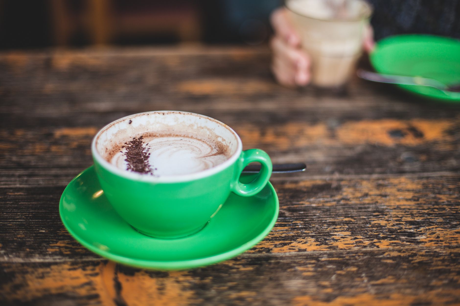 Cappuccino dans une tasse verte sur une table