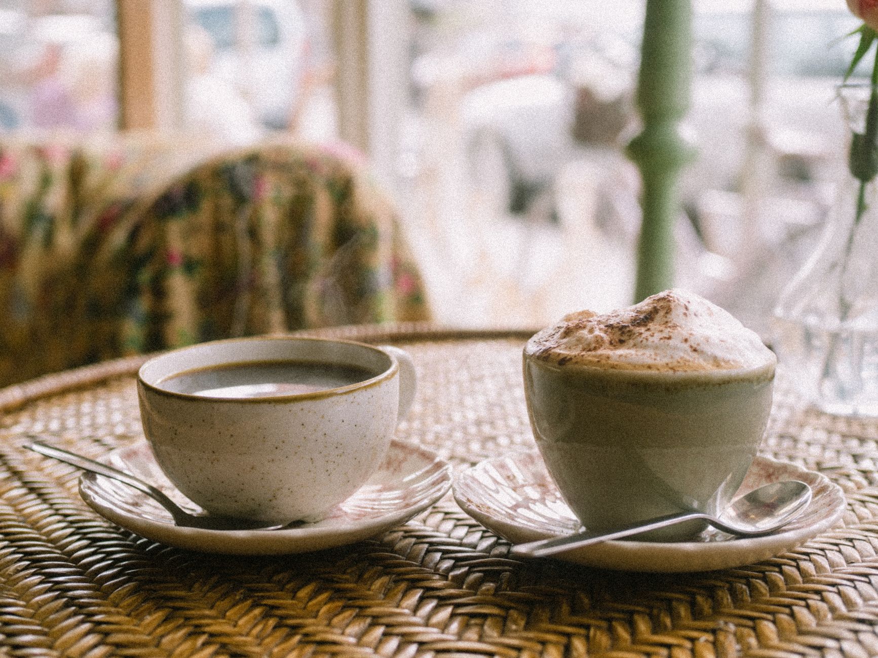 Deux tasses de café sur une table en osier