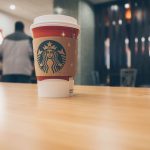 Tasse de café posée sur une table en bois