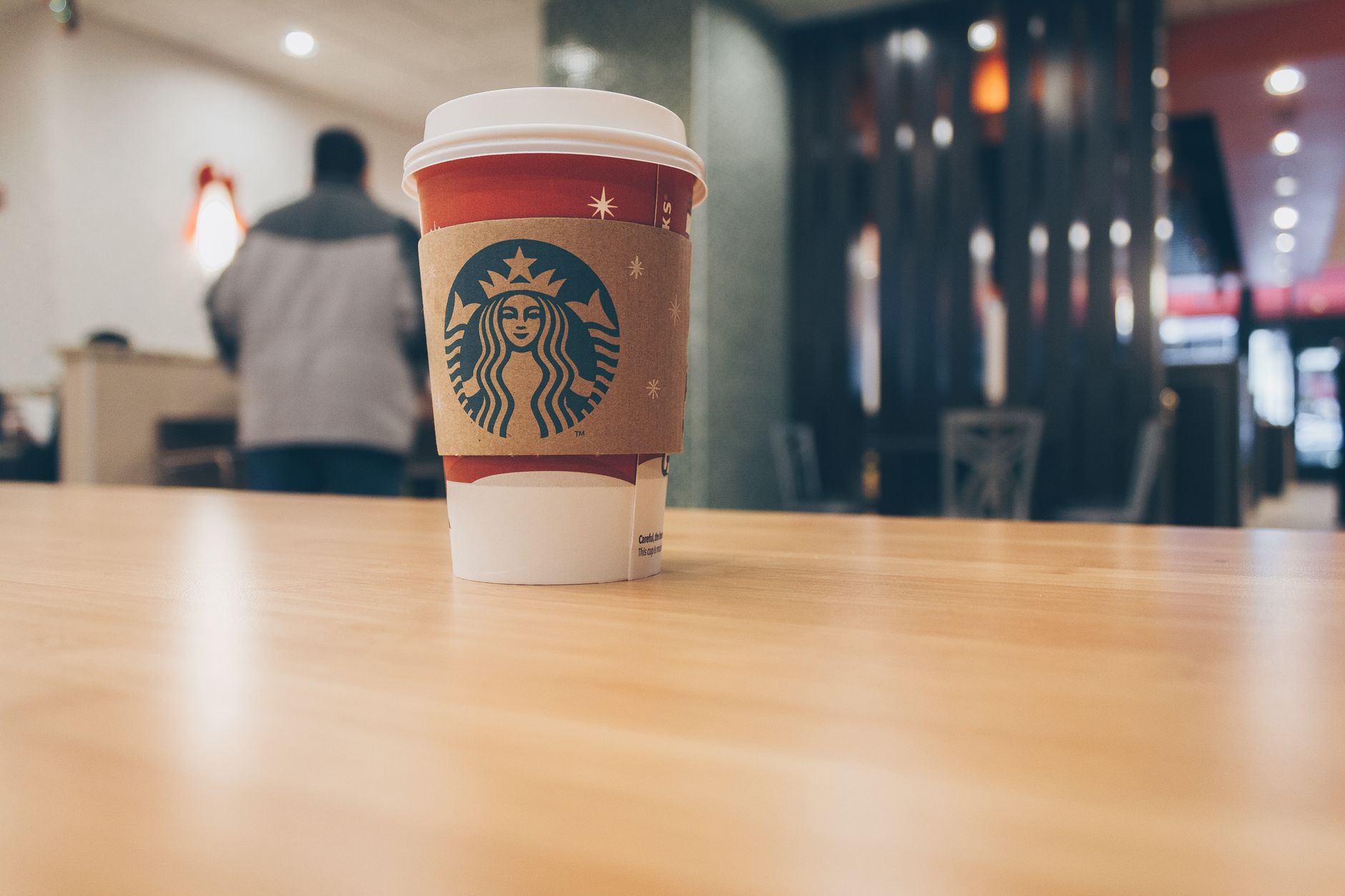 Tasse de café posée sur une table en bois