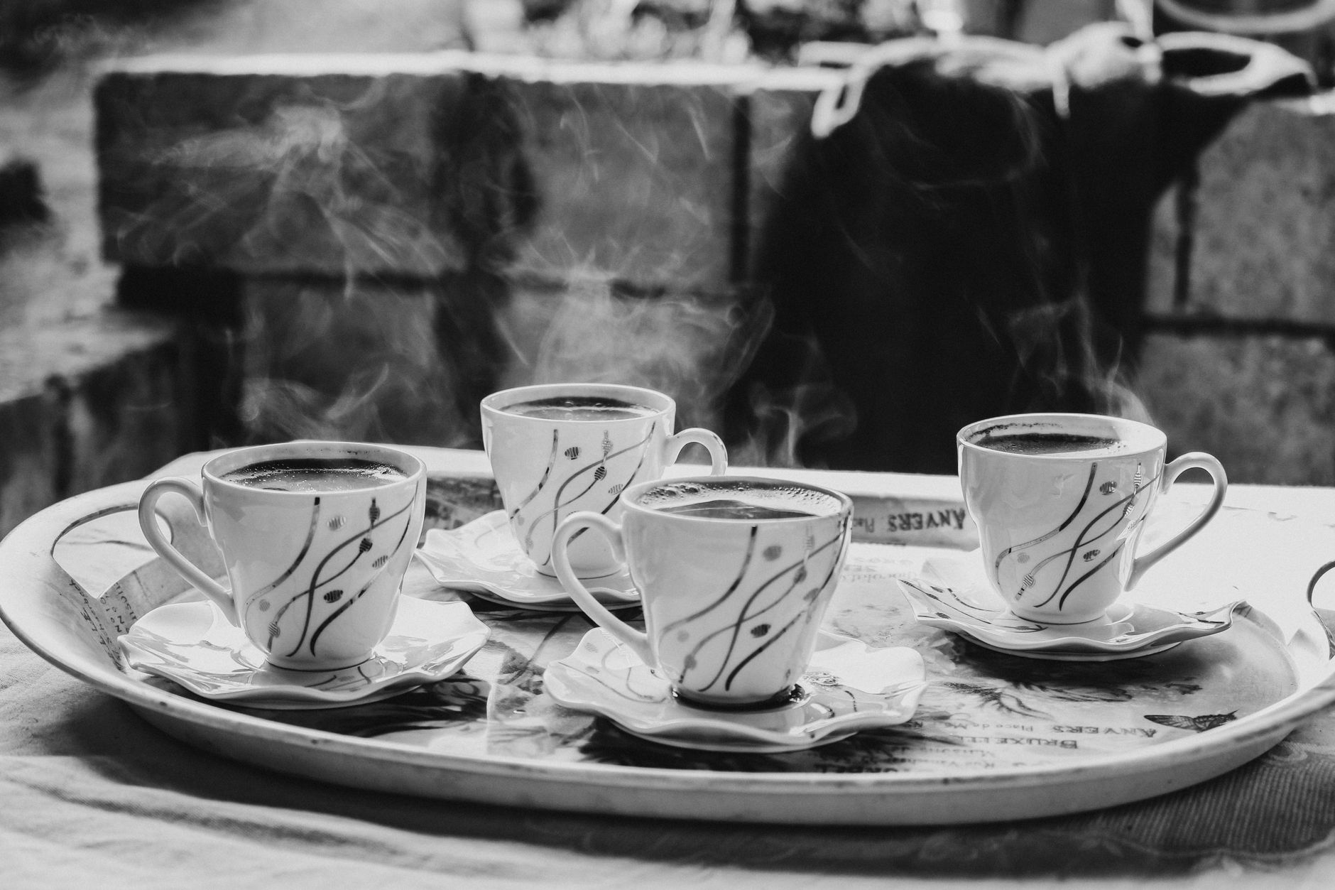 Tasses de café fumantes en extérieur