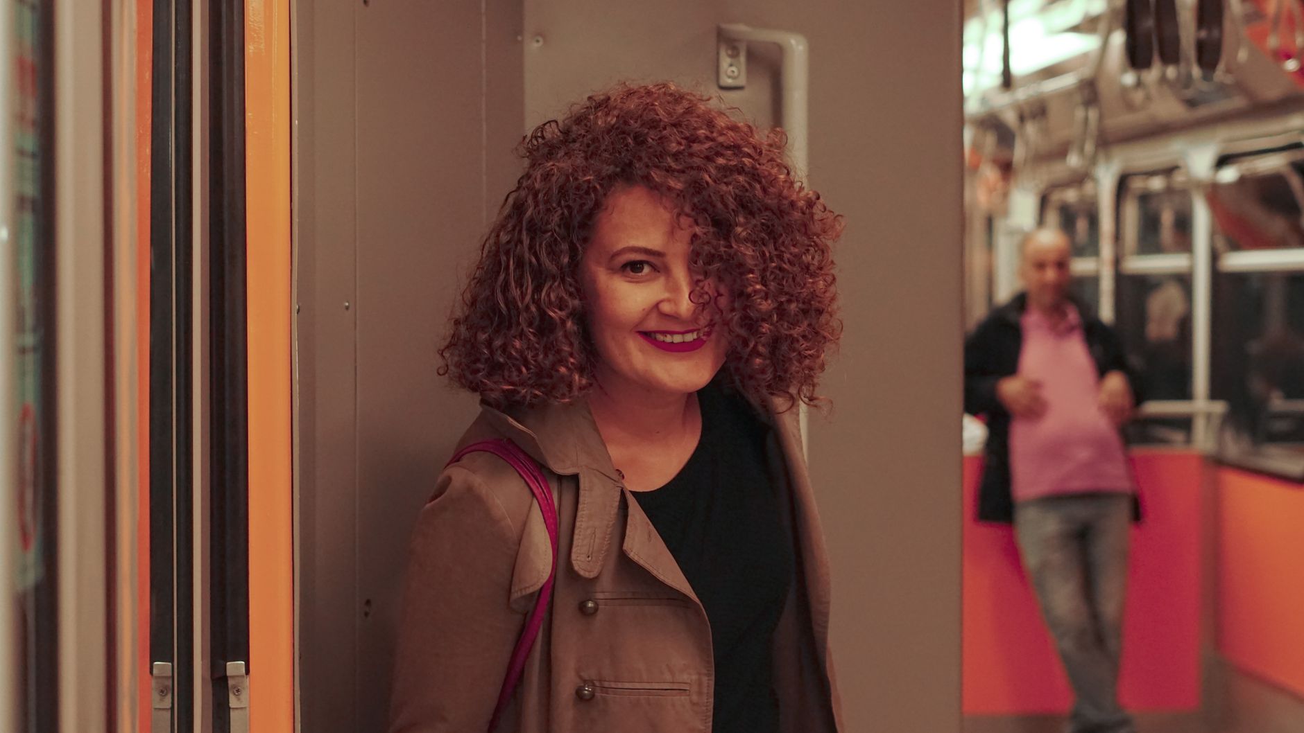 Repousse naturelle de cheveux gris à la racine