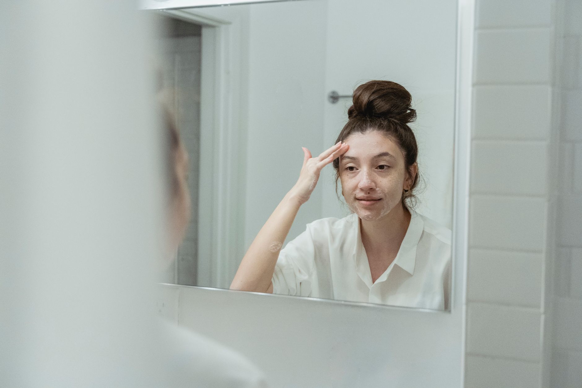 Routine de soin du visage en salle de bain