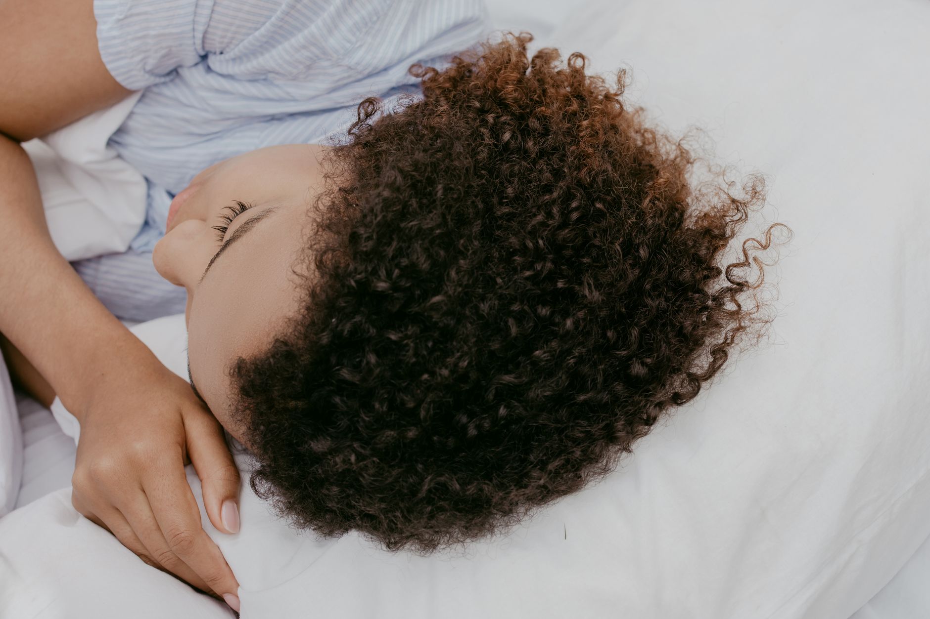 Femme reposant paisiblement sur un oreiller