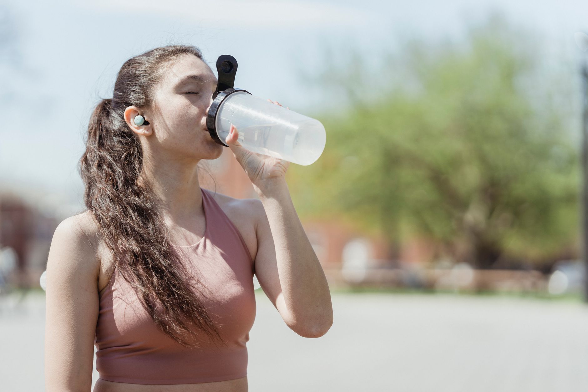 Sportive en pleine hydratation apres effort