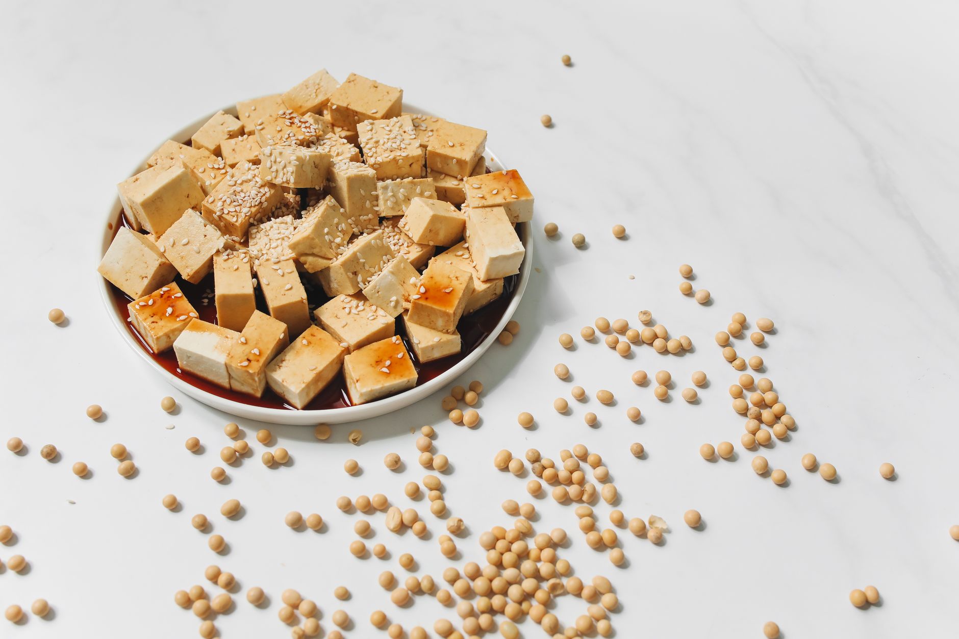 Cubes de tofu à la sauce soja et graines de sésame