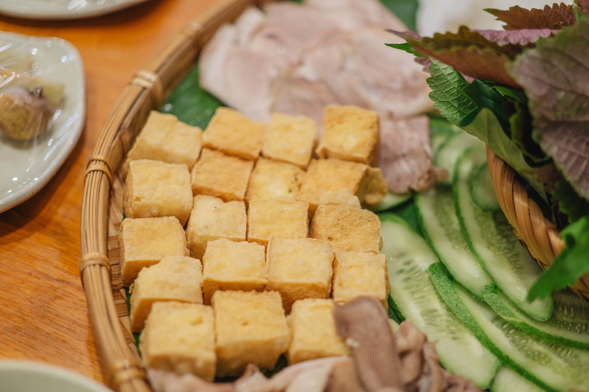 Plat vietnamien au tofu, concombre et herbes fraîches
