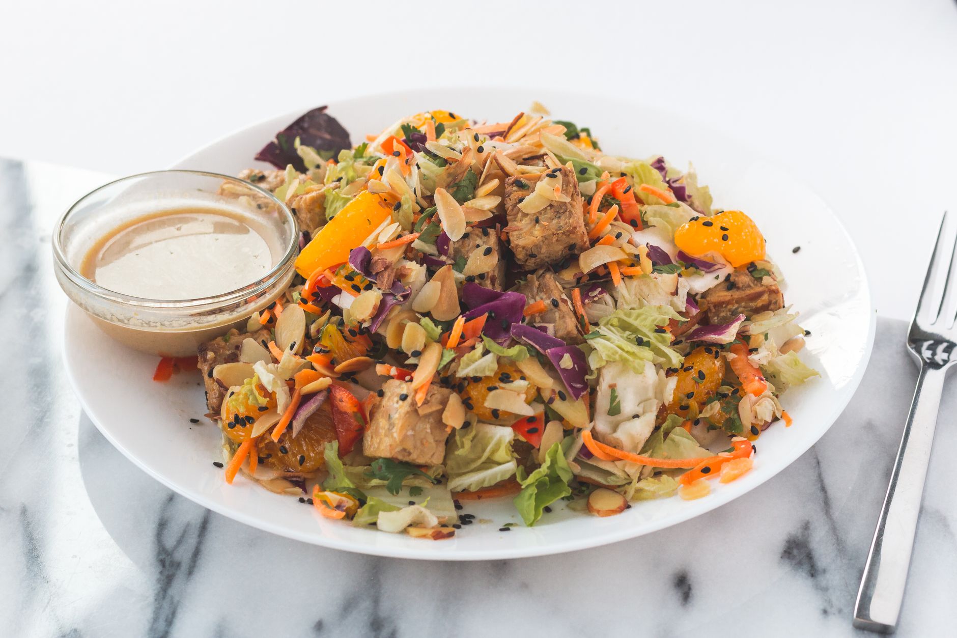 Salade de tofu et agrumes dans un bol