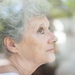 Femme aux cheveux gris en transition, coupe naturelle