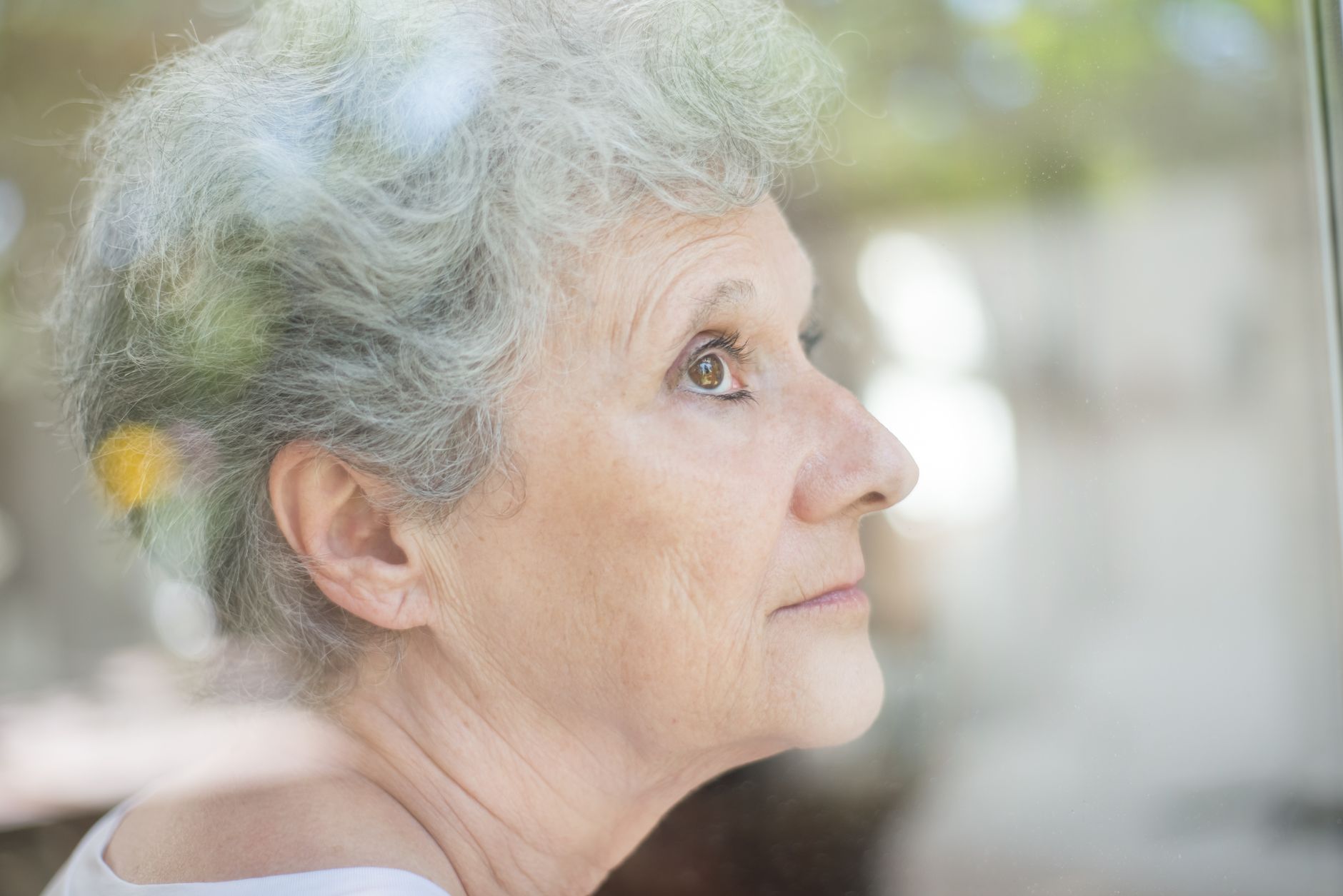 Femme aux cheveux gris en transition, coupe naturelle