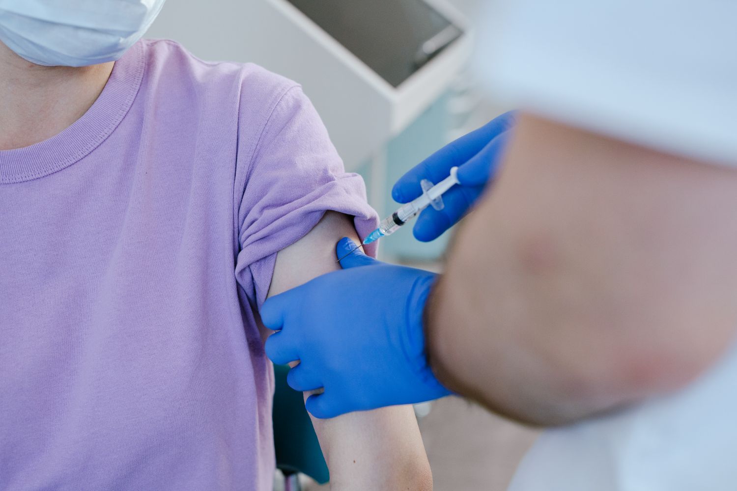 Professionnel de santé faisant un vaccin