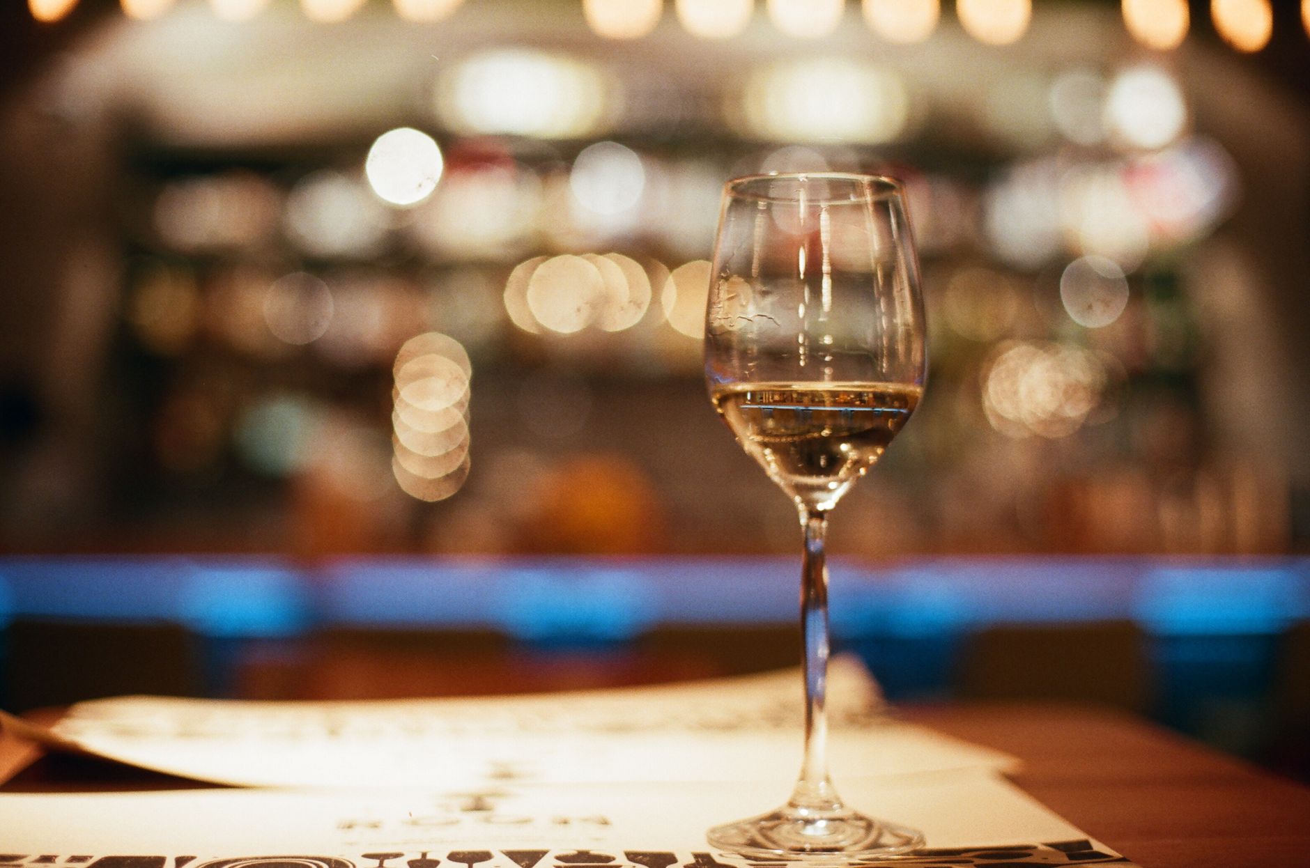 Verre de vin en gros plan, lumière tamisée