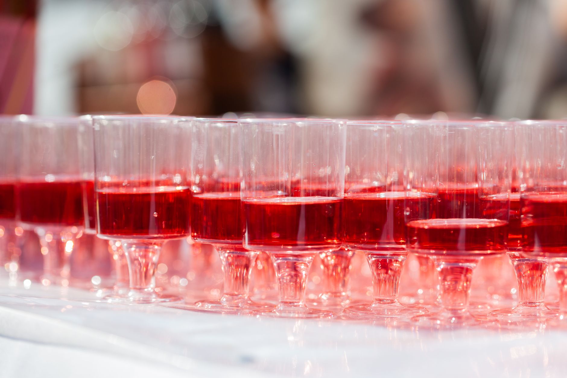 Verres de vin rouge alignés