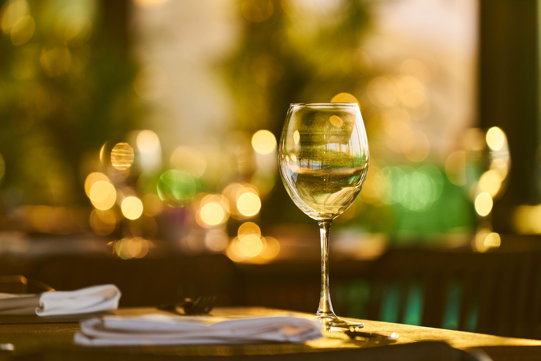 Coupe de vin pétillant en soirée