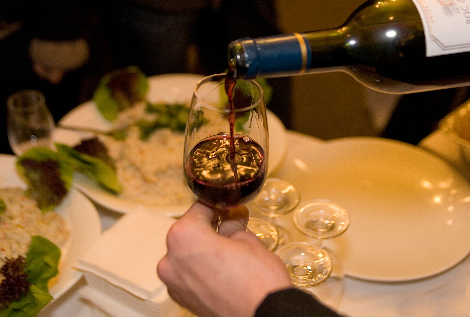 Vin rouge servi lors d'un repas