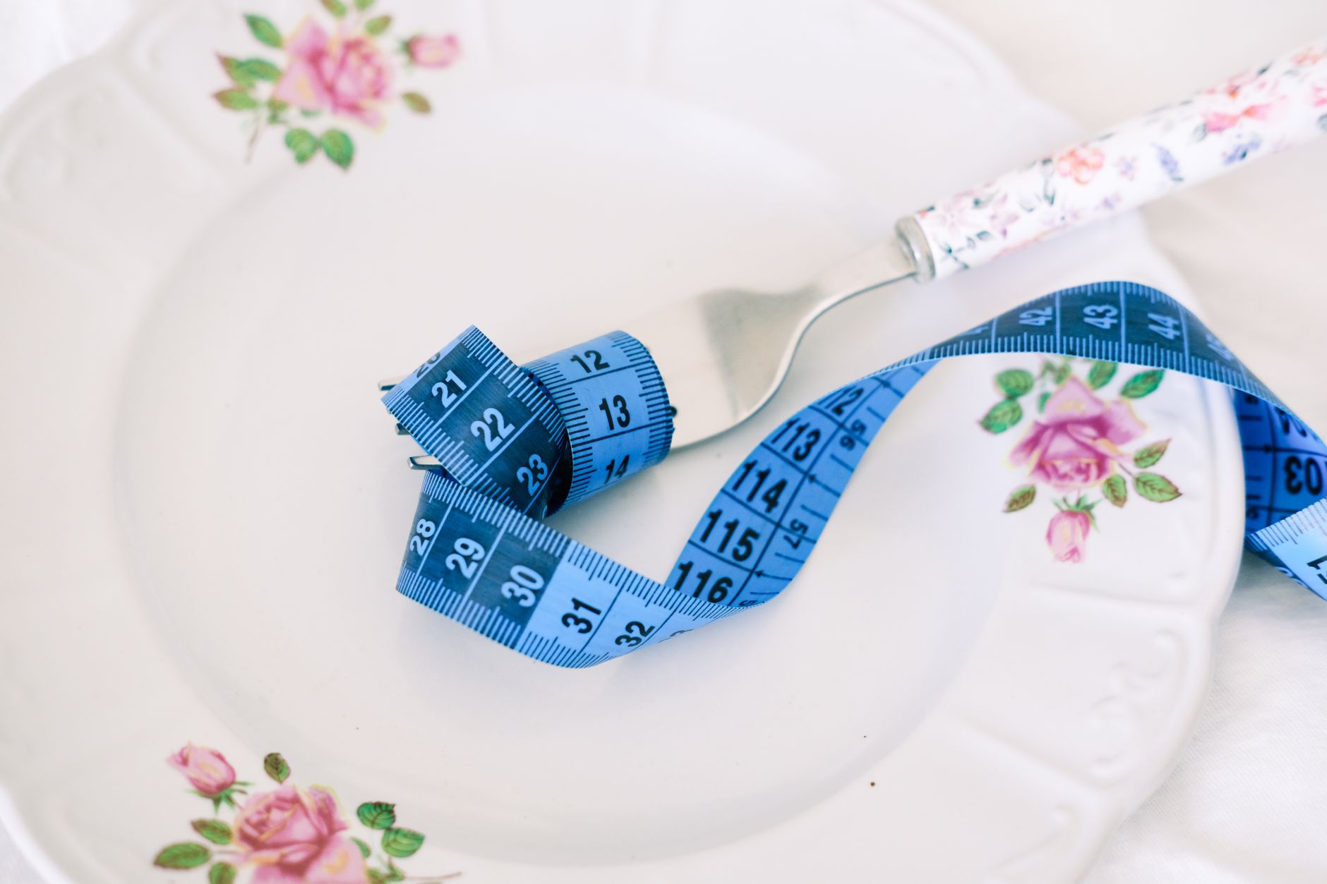 Assiette equilibree avec metre ruban de mesure