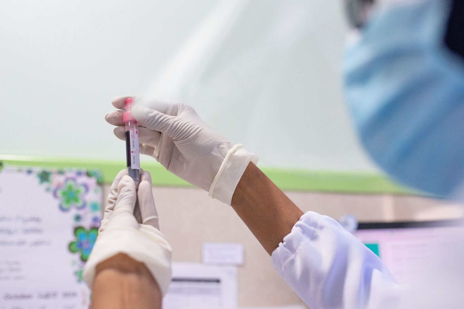 Professionnel de santé examinant un échantillon sanguin