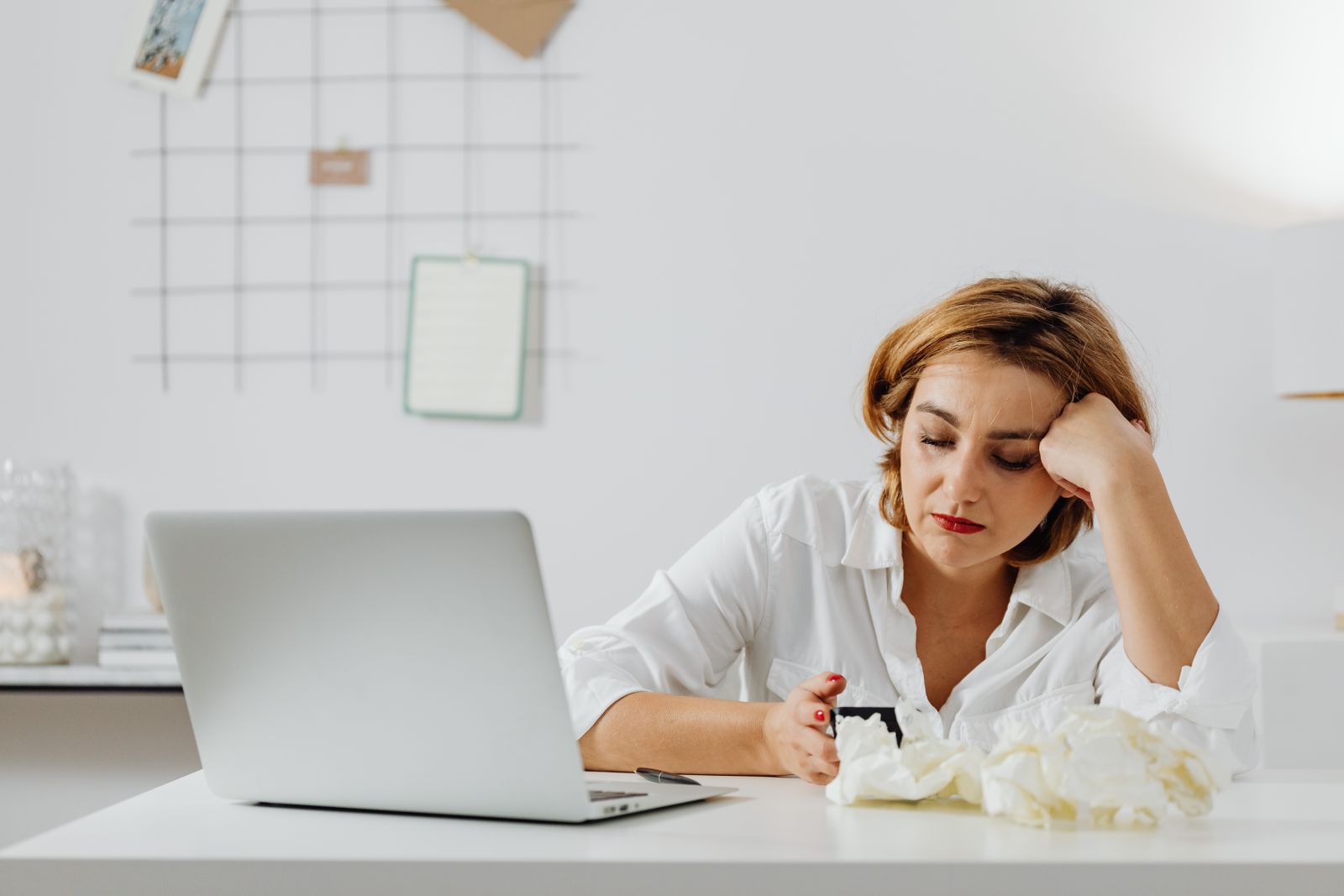Femme épuisée travaillant depuis son salon